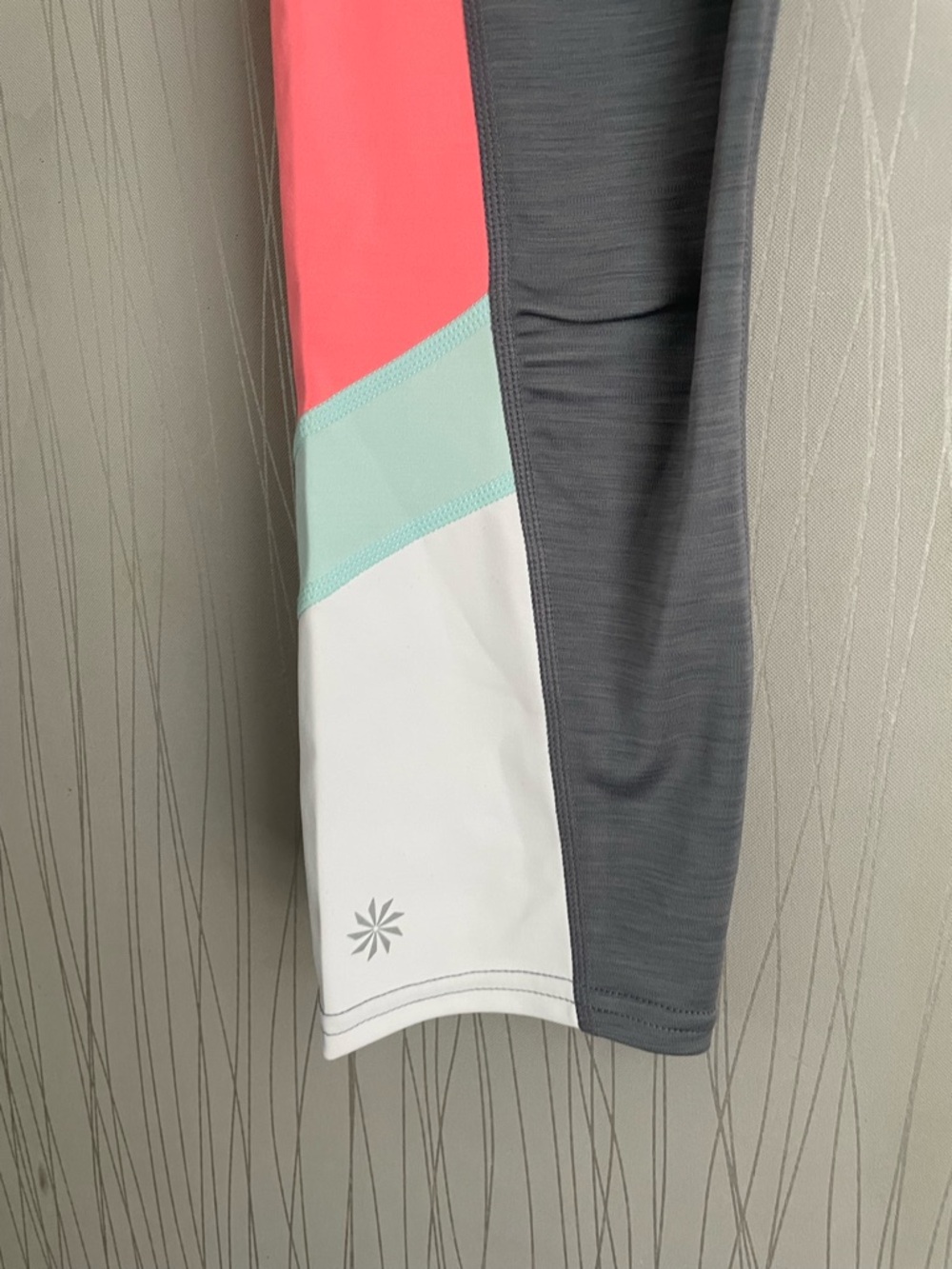 Athleta Cropped Leggings Small Gray Pink Colorblock Capri Workout Yoga Gym - Picture 4 of 9